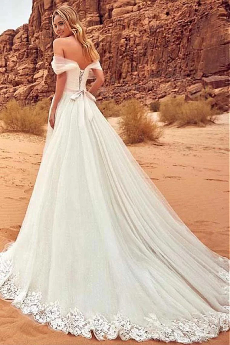 Vestido de novia largo de playa con apliques de tul y hombros descubiertos en forma de A